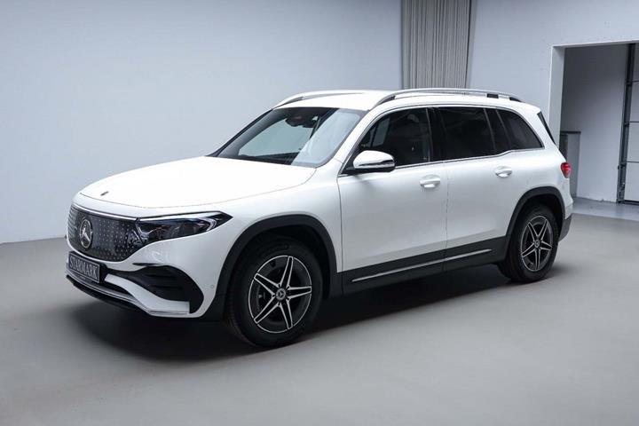 Hvid Mercedes EQB250+ fra 2026 set udefra