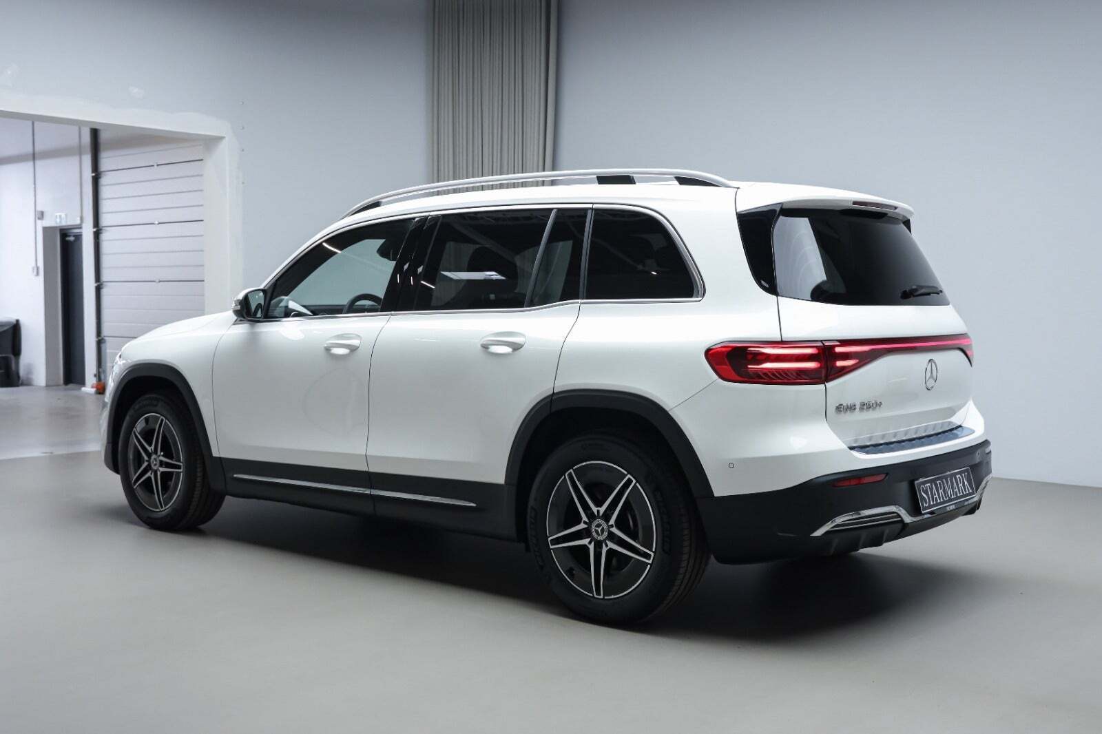 Hvid Mercedes EQB250+ fra 2026