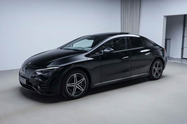 Sort Mercedes EQE350 fra 2023