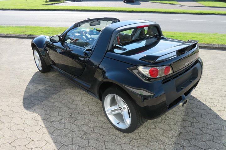 Sort Smart Roadster fra 2006 set udefra