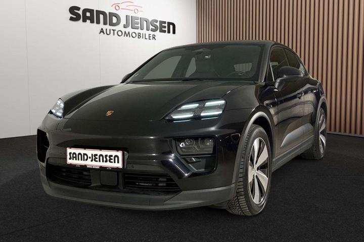 Sort Porsche Macan 4 fra 2024 set udefra
