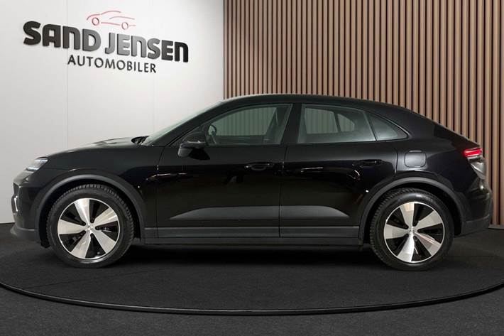 Sort Porsche Macan 4 fra 2024