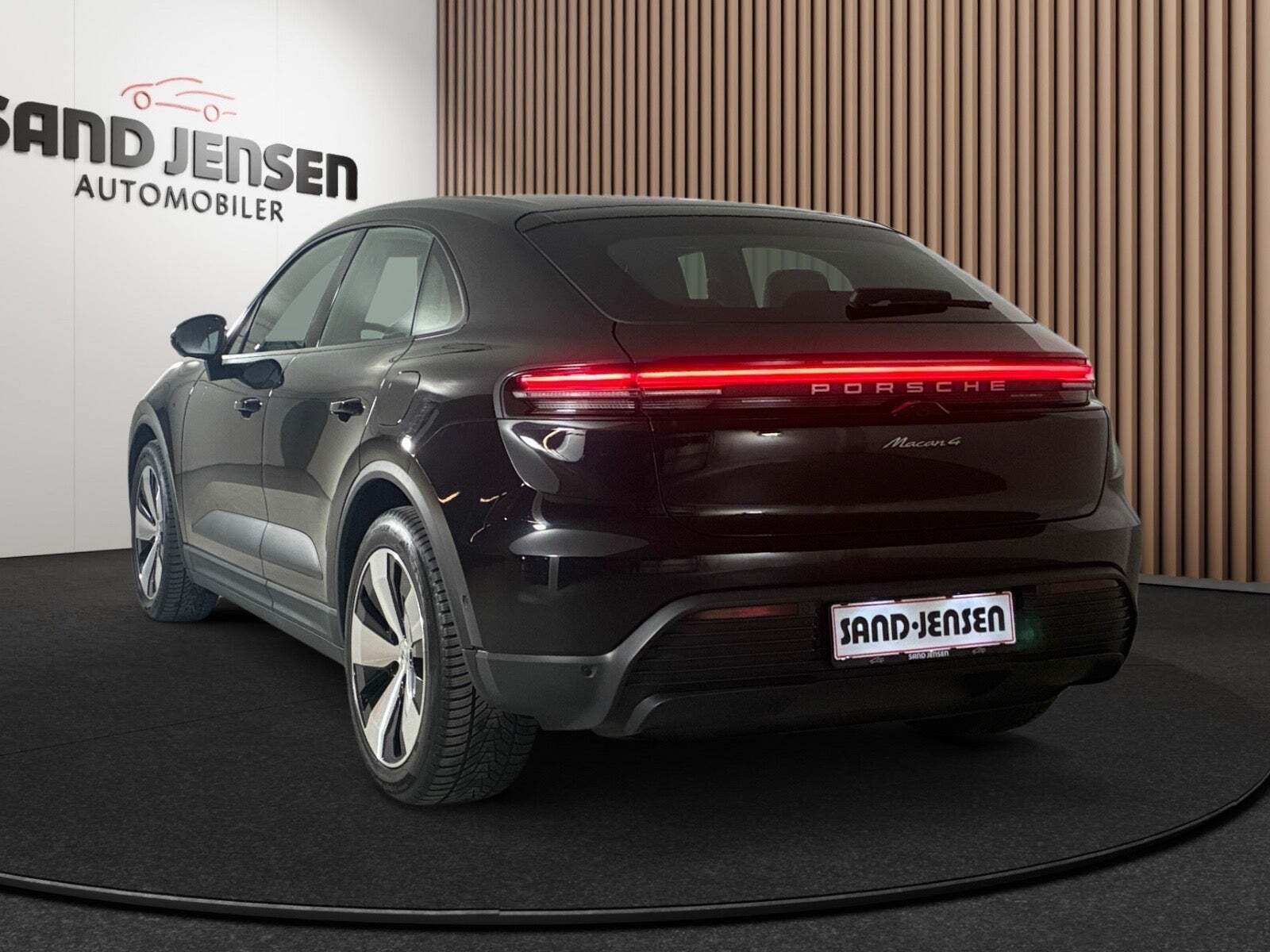 Sort Porsche Macan 4 fra 2024