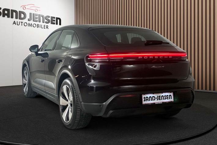 Sort Porsche Macan 4 fra 2024