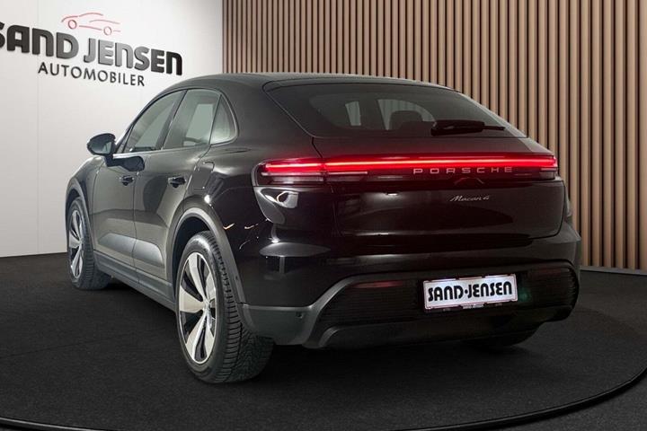 Sort Porsche Macan 4 fra 2024