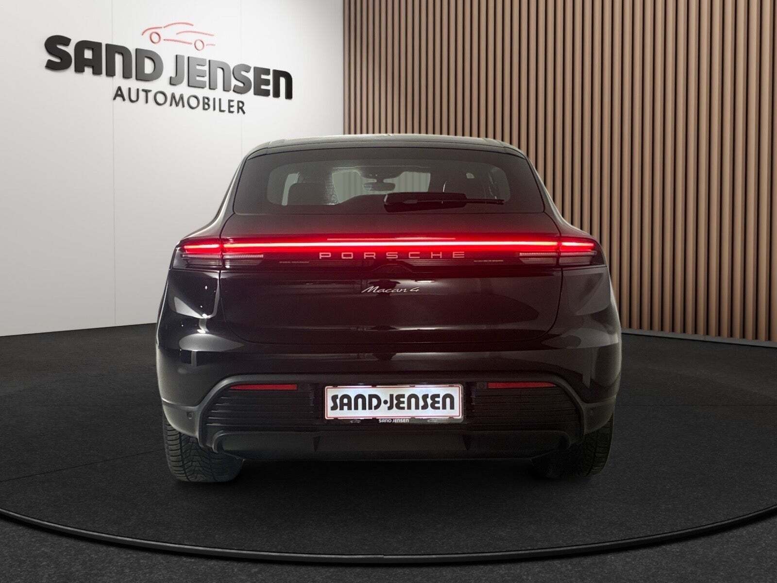 Sort Porsche Macan 4 fra 2024 set udefra