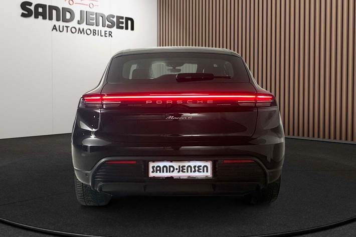 Sort Porsche Macan 4 fra 2024 set udefra