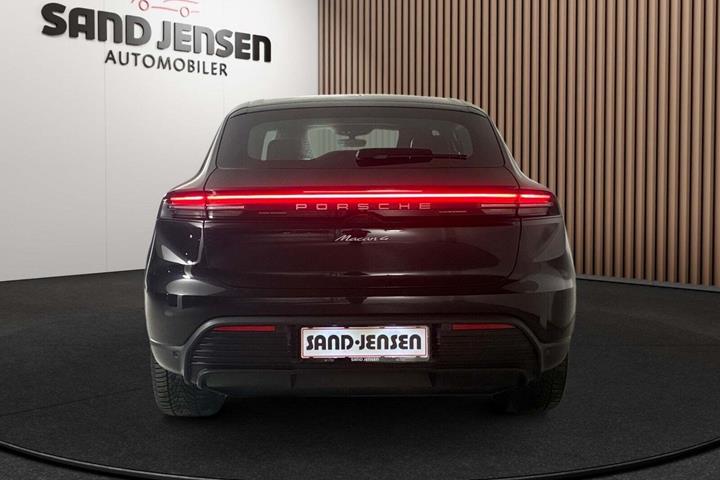 Sort Porsche Macan 4 fra 2024 set udefra