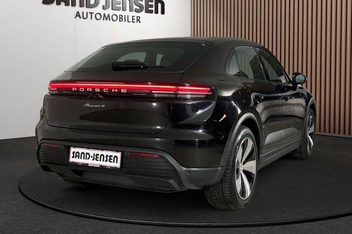 Sort Porsche Macan 4 fra 2024