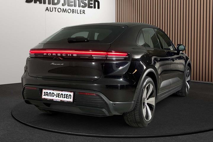 Sort Porsche Macan 4 fra 2024