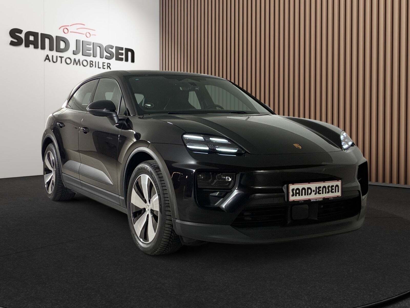 Sort Porsche Macan 4 fra 2024 set udefra