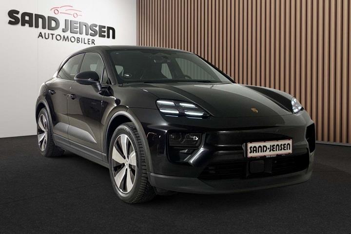 Sort Porsche Macan 4 fra 2024 set udefra