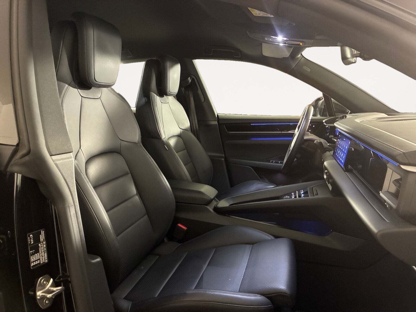 Sort Porsche Macan 4 fra 2024
