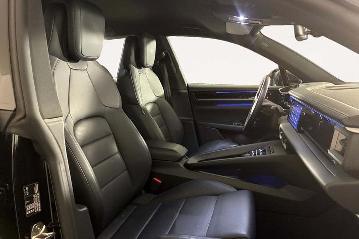 Sort Porsche Macan 4 fra 2024
