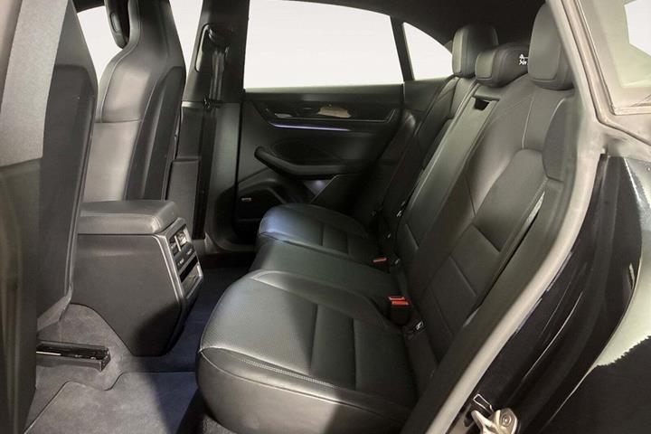 Sort Porsche Macan 4 fra 2024