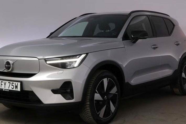Sølv Volvo XC40 fra 2024