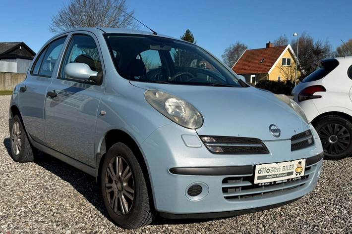 Gul Nissan Micra fra 2005