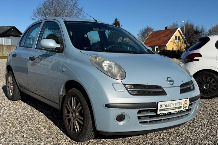 Gul Nissan Micra fra 2005 set udefra