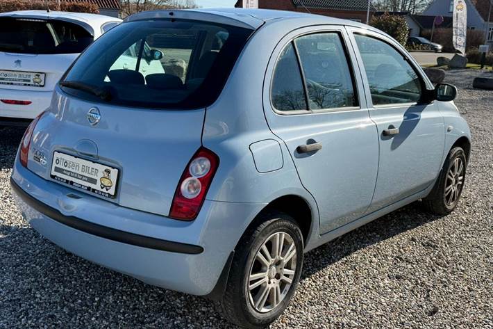 Gul Nissan Micra fra 2005