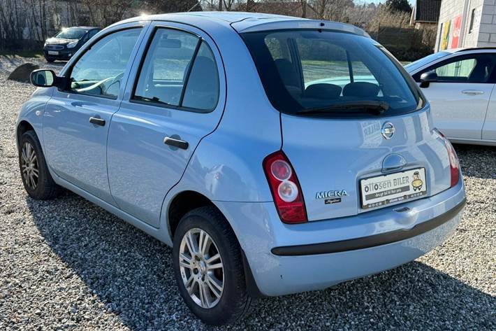 Gul Nissan Micra fra 2005