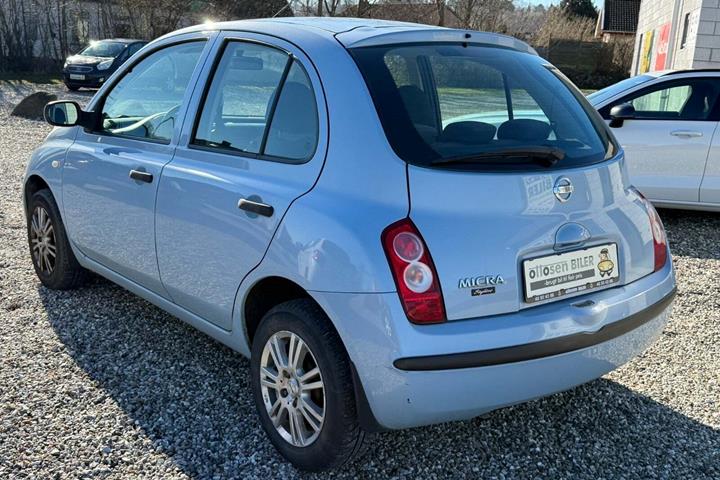 Gul Nissan Micra fra 2005