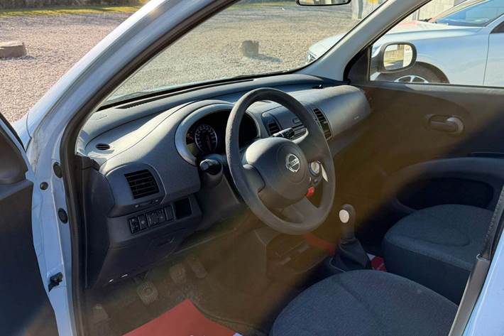 Gul Nissan Micra fra 2005