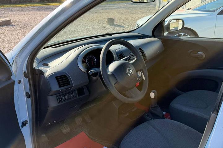 Gul Nissan Micra fra 2005