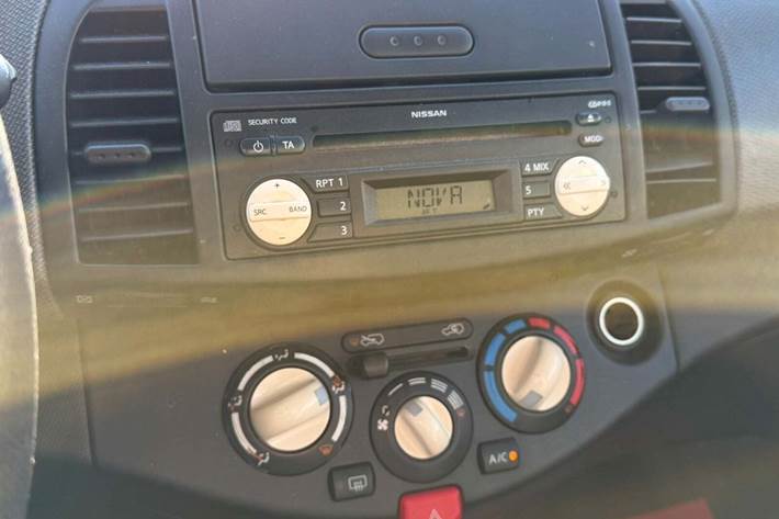 Gul Nissan Micra fra 2005