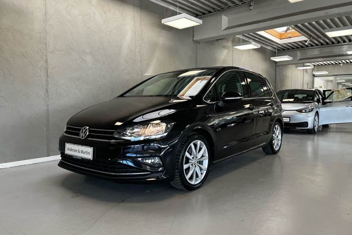 Sort VW Golf Sportsvan fra 2019 set udefra