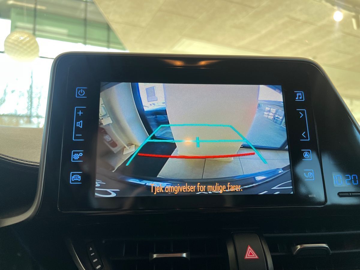 Grå Toyota C-HR fra 2017