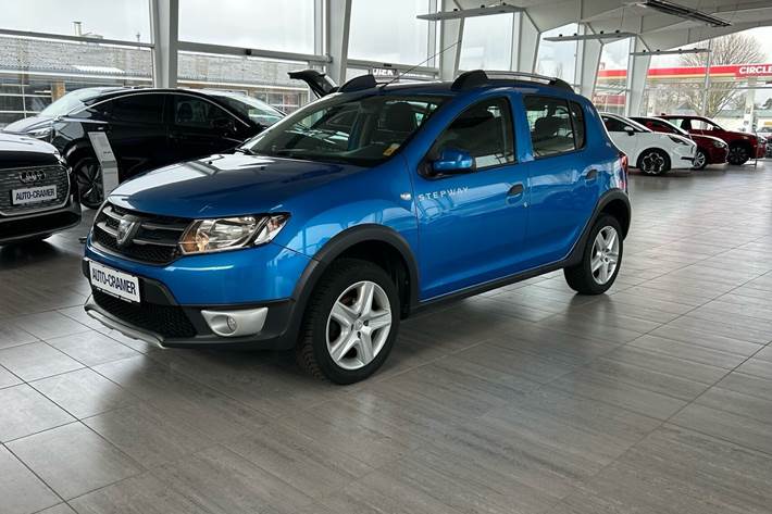 Blå Dacia Sandero fra 2016 set udefra