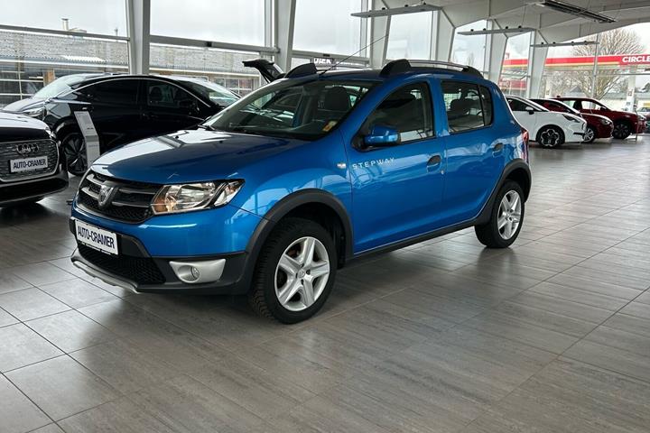 Blå Dacia Sandero fra 2016 set udefra