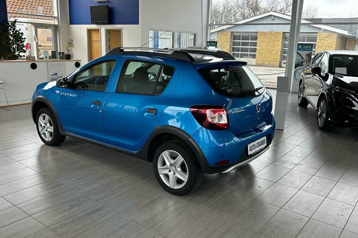 Blå Dacia Sandero fra 2016