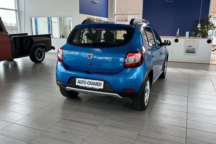 Blå Dacia Sandero fra 2016