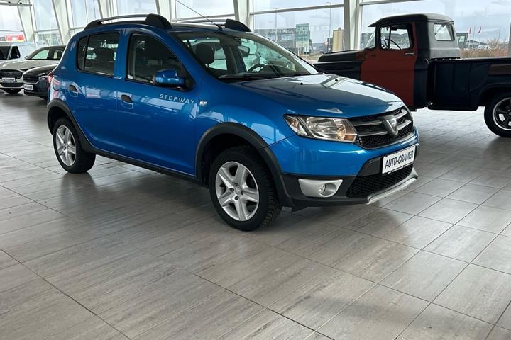 Blå Dacia Sandero fra 2016