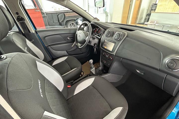Blå Dacia Sandero fra 2016