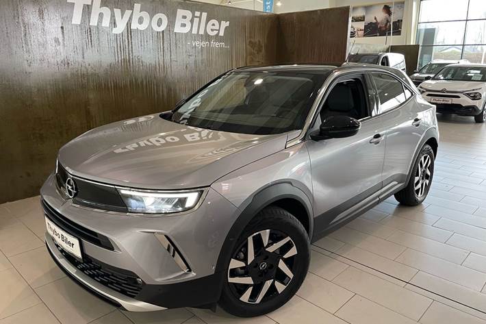 Grå Opel Mokka-e fra 2023 set udefra