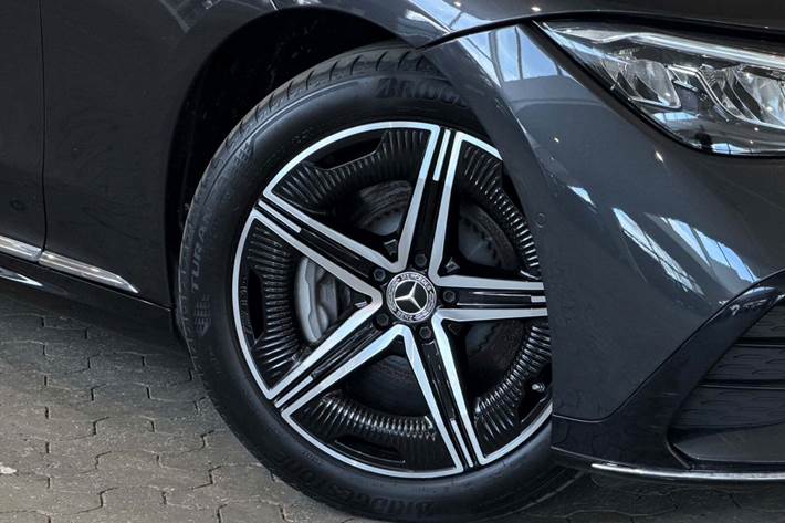 Grå Mercedes EQE350 fra 2024