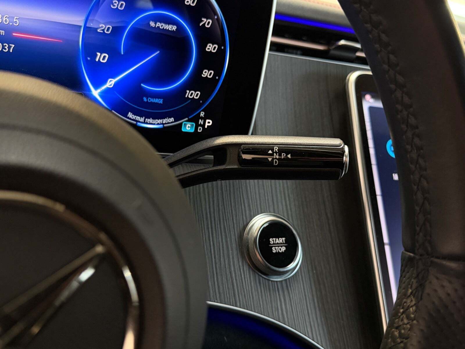 Grå Mercedes EQE350 fra 2024