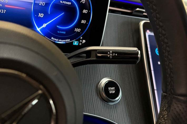 Grå Mercedes EQE350 fra 2024