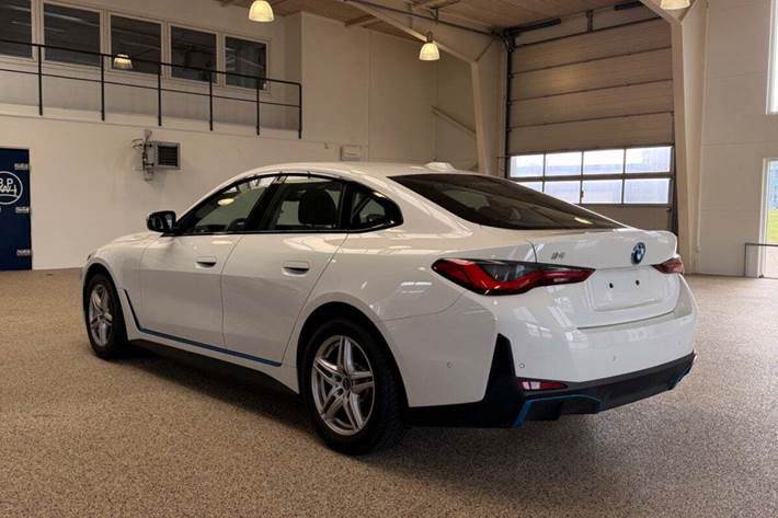 Hvid BMW i4 fra 2024