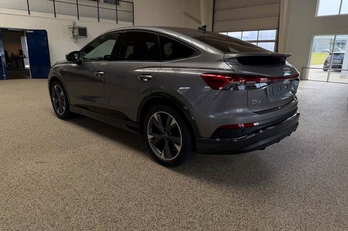 Grå Audi Q4 e-tron fra 2023