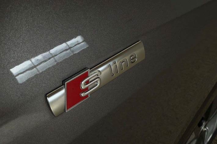 Grå Audi Q4 e-tron fra 2023