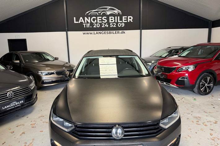 Blå VW Passat fra 2016