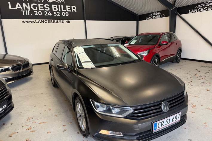 Blå VW Passat fra 2016