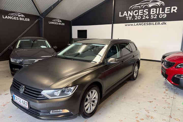 Blå VW Passat fra 2016