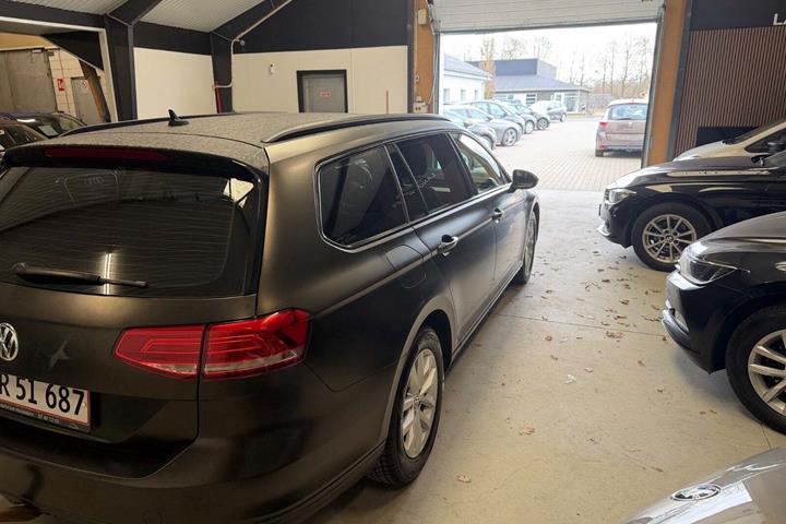 Blå VW Passat fra 2016