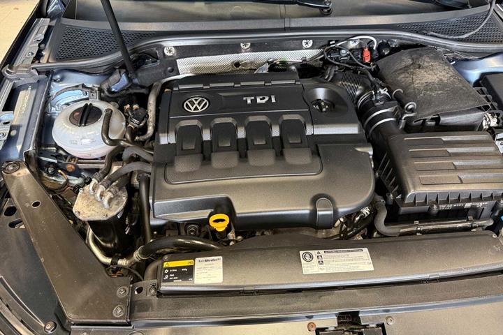 Blå VW Passat fra 2016