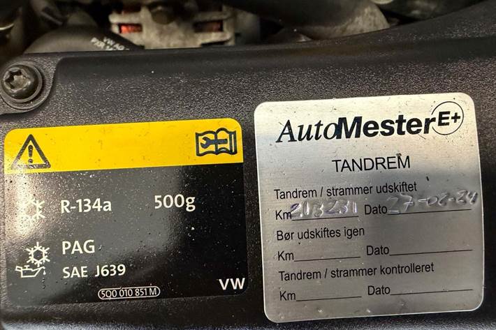 Blå VW Passat fra 2016