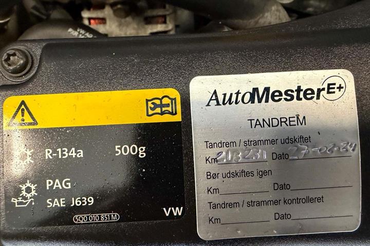 Blå VW Passat fra 2016